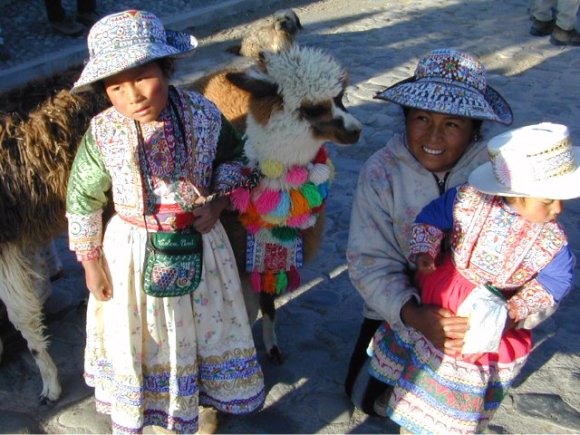 Enfants et bébé alpacas dans le village de Yankay. 