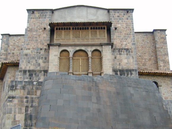 Devant: mur circulaire du temple du Soleil (anciennement recouvert d'or) Derrière: Une partie de l'Église Santo Domingo (bâtie sur les fondations du temple inca) 