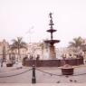 Fontaine de bronze au centre de la Plaza de Armas de Lima. À gauche: Palais du Gouvernement. À droite: la Palacio Arzobispal 
