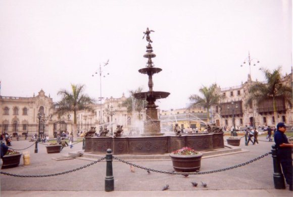 Fontaine de bronze au centre de la Plaza de Armas de Lima. À gauche: Palais du Gouvernement. À droite: la Palacio Arzobispal 