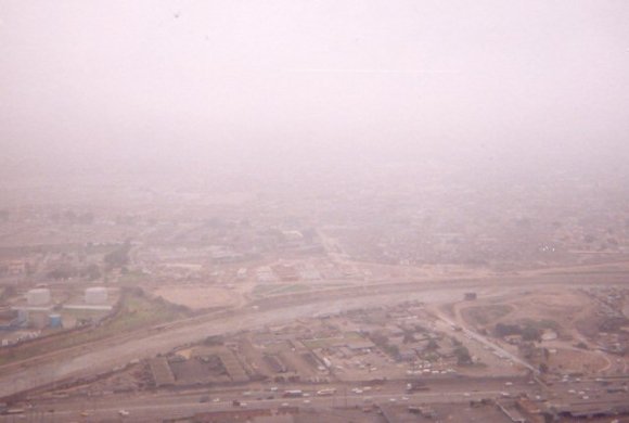 Lima dans le brouillard (garua) vue d'un mirador surplombant la ville 