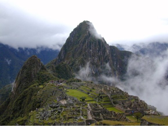 Machu Picchu dans les nuages 