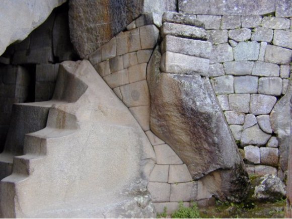 Superbe assemblage de pierres taillées du temple du Condor 
