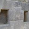 Bel ensemble de pierres taillées et niche trapézoïdes 