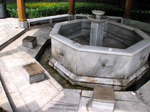 Fontaine aux ablutions