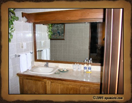 Chaque jour, deux bouteilles d'eau sont apportées à la chambre.