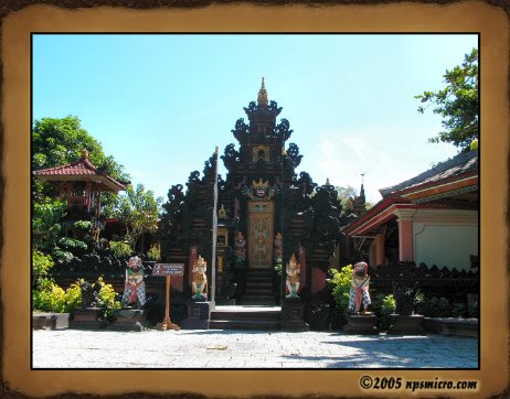 Chaque hôtel a un temple. Celui du Bali Tropic est tout simplement ravissant