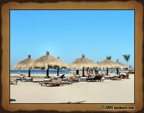 La plage en face de l'hôtel