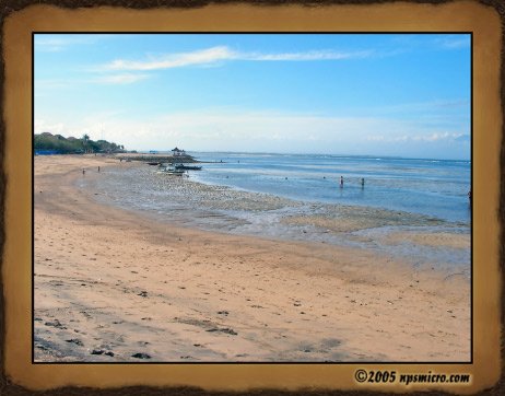 La plage en après-midi. La marée provoque un abaissement du niveau de l'eau de plusieurs mètres. Assez impressionnant... c'est l'heure de la piscine!