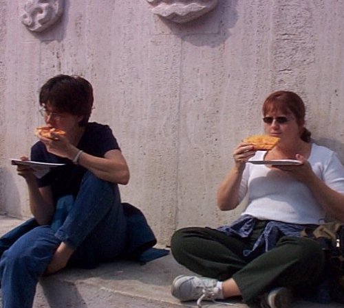 Le Dam - Pizza time au pied du monument national de la libération