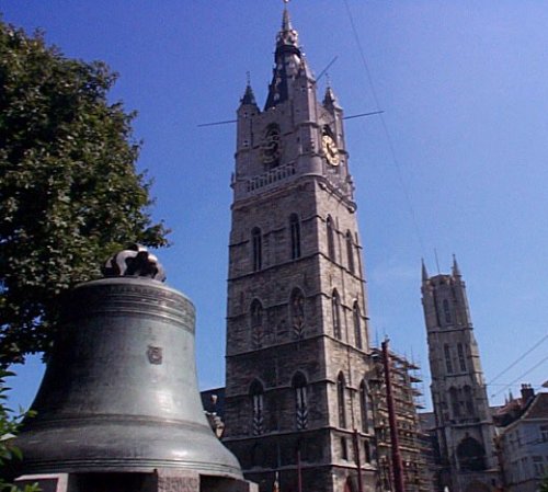 La cloche Klokke Roeland, le Beffroi et la Cathédrale St-Bavon