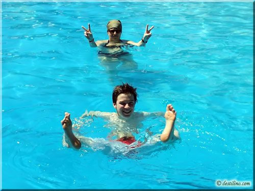 Lily et Kevin dans la piscine du Sol Papagayo