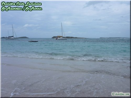 L'île verte au loin et les catamarans
