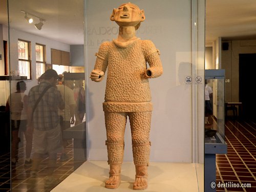 Site archéologique de Tazumal Statut d'un guerrier portant la peau du vaincu!  