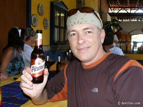 Diner au resto « El Patio » Photo traditionelle avec une bière locale  