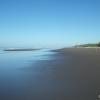 La plage de sable foncé 