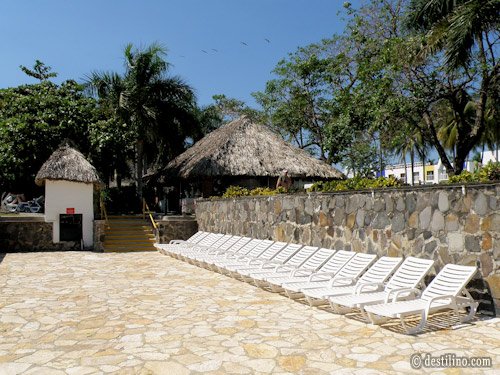 La fameuse piscine d'eau salée les chaises longues pour cette piscine 
