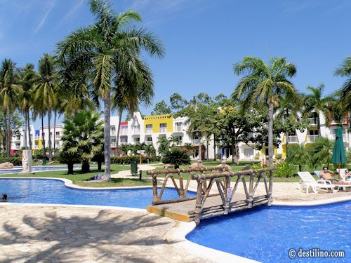 Piscine principale, secteur ouest Bloc #1 en arrière-plan 