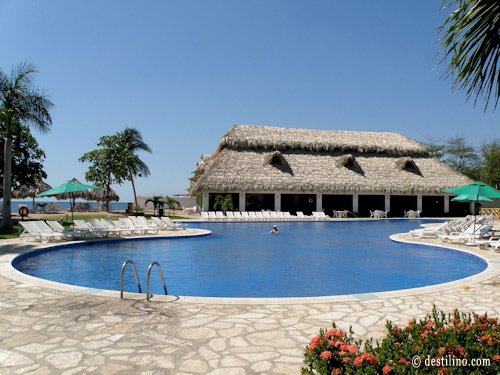 Piscine principale, secteur ouest Snack Bar « Maya Grill » en arrière-plan 