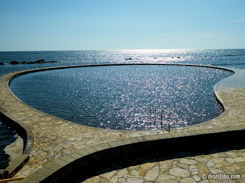 La fameuse piscine d'eau salée située en face du pool bar 