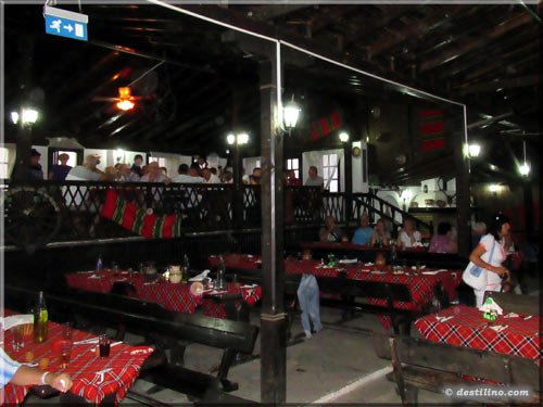 Salle de repas et spectacle