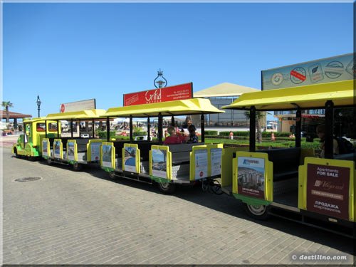 Un petit train pour faire le trajet jusqu'à Nirvana beach
