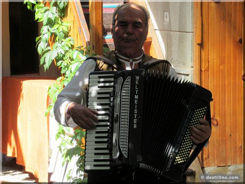 Papi George qui nous chante une chanson traditionnelle de Bulgarie
