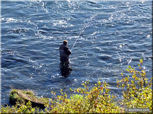 Pêcheur au pied de la chute Faxi