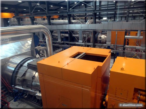 Il y a deux énormes turbines à vapeur