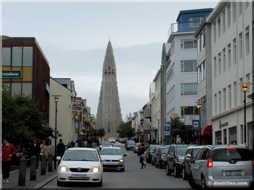 En arrière-plan, l'église Hallgrímskirkja de Reykjavik