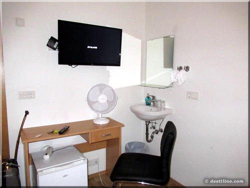 Salle de bain commune, au moins il y a un lavabo dans la chambre!