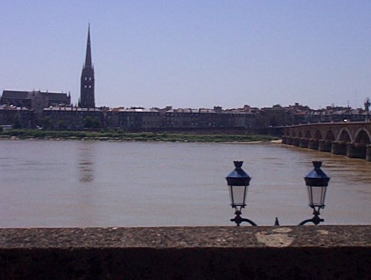 Bordeaux et la flèche St-Michel vue de la rive doite de la Garonne 