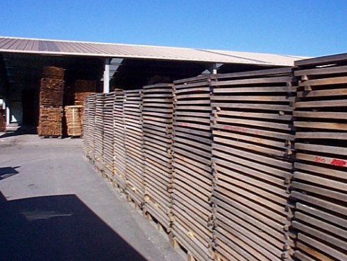 Sechage du bois pour la tonnellerie artisanale appartenant a Remy Martin 