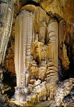 Formation de stalactites et stalagmites appelée le buffet d'orgue 