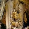 Formation de stalactites et stalagmites appelée le buffet d'orgue 