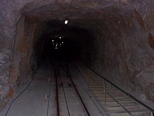Le funiculaire pour monter à l'entrée de la grotte 