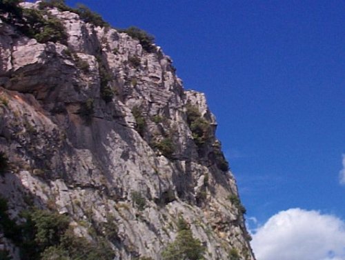 Falaise où se trouve la grotte 