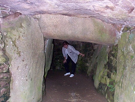 À l'intérieur du dolmen des pierres plates 