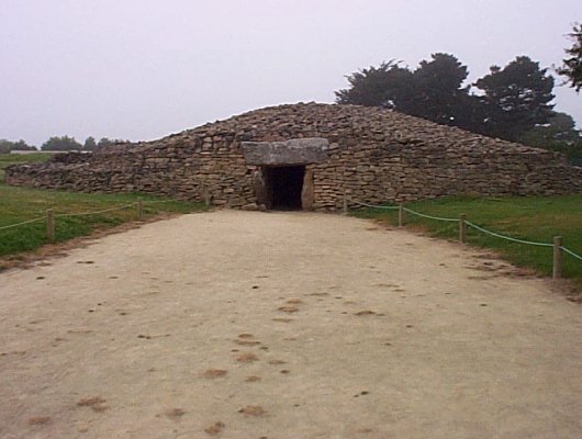 Le cairn restauré du dolmen de la Table des Marchands 