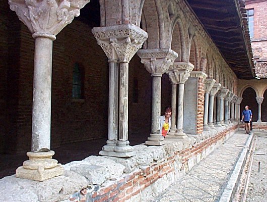 Colonnettes avec chapiteaux sculptés du cloître de l'abbaye bénédictine Saint-Pierre 