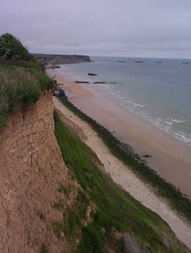 Les restes du port artificiel construit au large par les alliés 