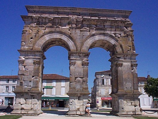 Arc de Germanicus (élevé en 18-19 après J.C.)