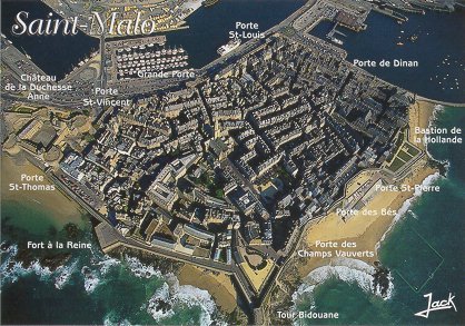 Vue aérienne de la ville fortifiée (carte postale)