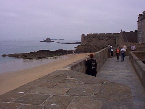 Sur les remparts du côté de la mer