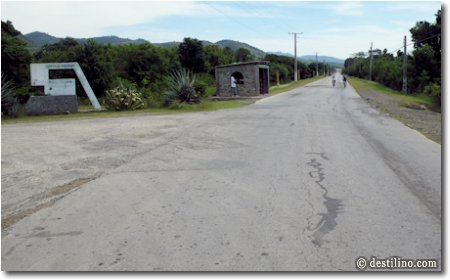 Sur la route principale, on emprunte une petite route vers la gauche
