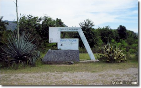 À l'entré du chemin, il y a une indication pour un complexe hydraulique