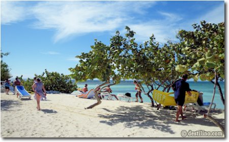 Les chaises de plage incluses dans l'excursion (chaises longues et style banane). N'oubliez pas de prendre une chaise à votre arrivée car elles partent vite!