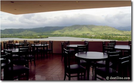 La magnifique vue du lagon et de la Sierra Maestra à partir de la section extérieure du buffet 