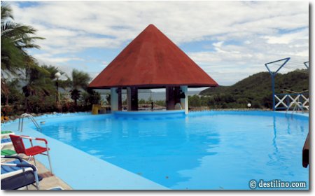 Le pool bar adjacent à la piscine 