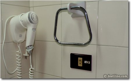 Sèche-cheveux et prise électrique 110 Volts 